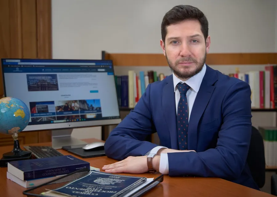 Abogado del estudio en su escritorio